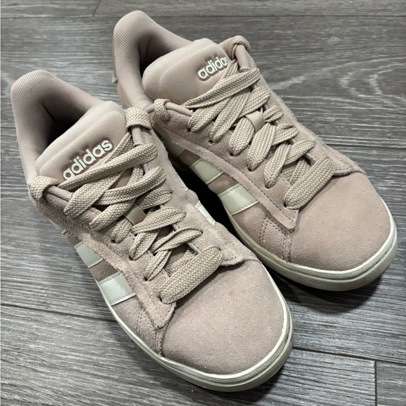 Women’s Adidas Sneaker Size 7 - Picture 1 of 5